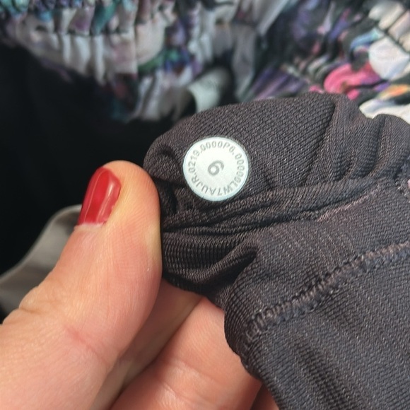 Lululemon Hotty Hot Short II *2.5" Utopia Multi / Deep Phantom - Picture 4 of 6